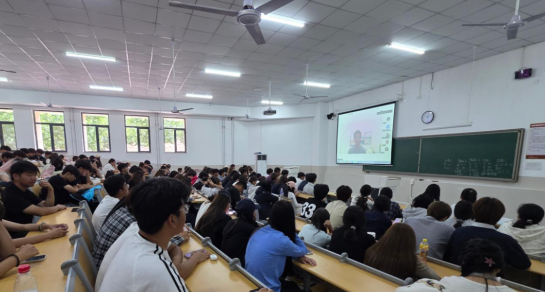 赋能新生明方向，深耕行业启新程——经济管理学院举办优秀企业家报告会
