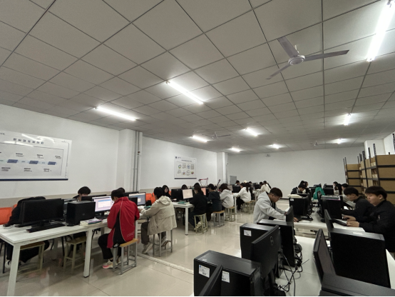 实操赋能成长 智启物流未来——经济管理学院开展智慧物流仿真实训开放活动