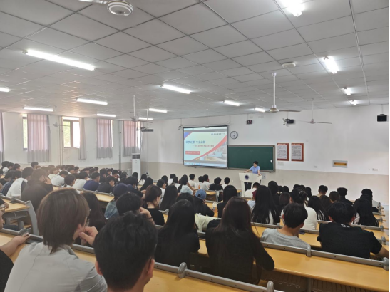 启航新征程，专业引方向——电子商务专业开展2026级新生专业认知教育暨实训室参观活动